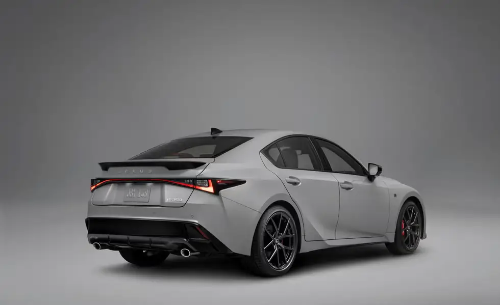 Lexus IS 2026 года выпуска обходит стороной смерть 3 2 1
