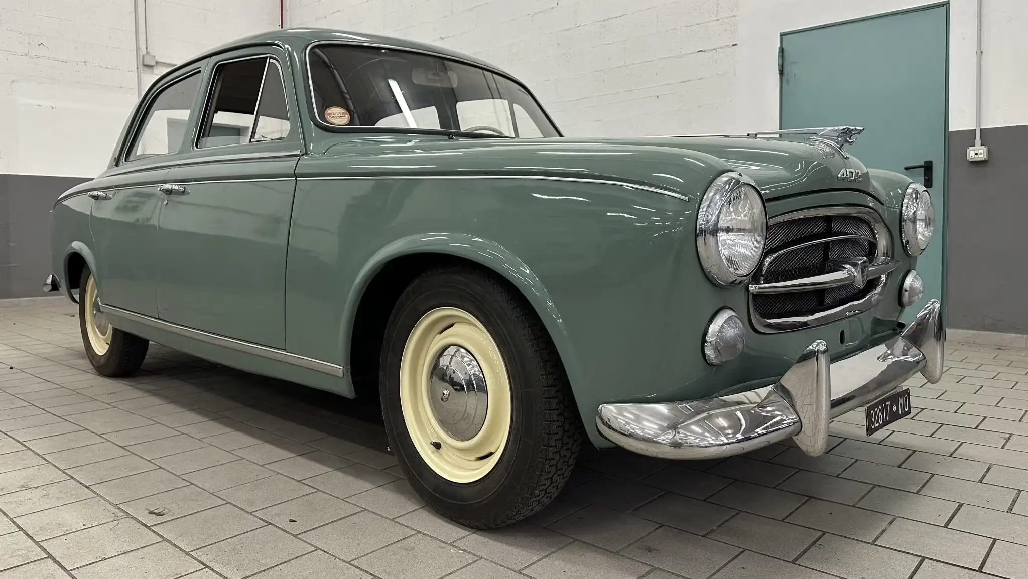 Peugeot 403 1956 года Энцо Феррари из фильма