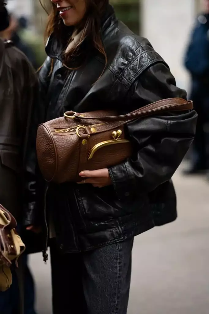 17 лучших сумок 15 coach kisslock barrel bag brown