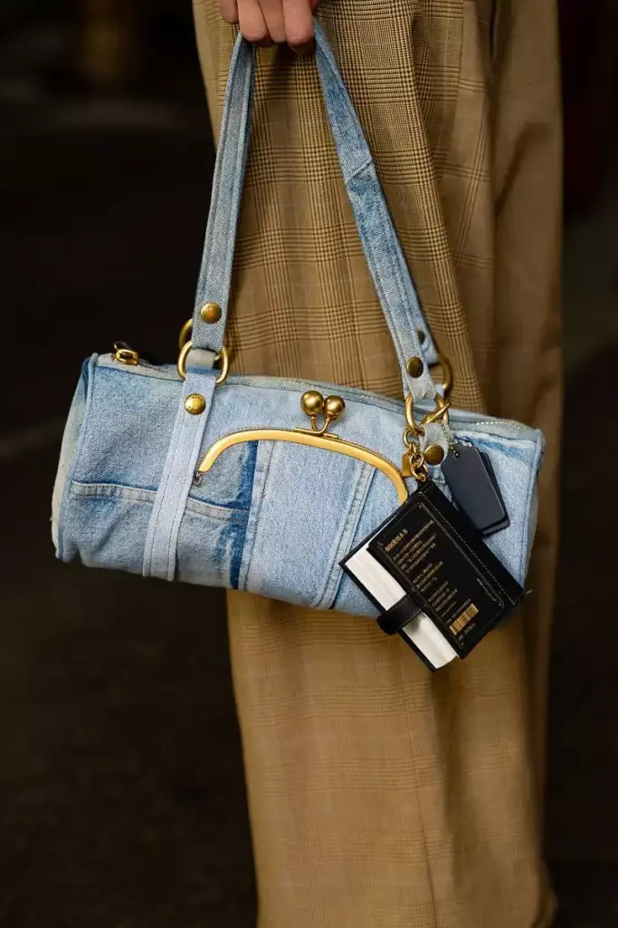 17 лучших сумок 7 coach spring 2026 cylindrical denim bag 1