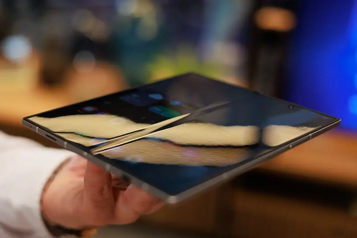 galaxy z fold 7 crease
