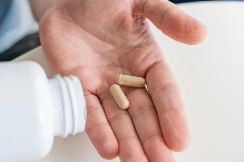 Жизнь до 100 лет 3 man pouring probiotic vitamin nutrition supplement capsules into hand 777x518 1