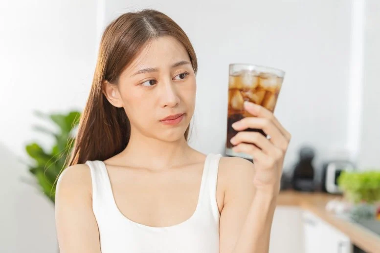 Жизнь до 100 лет 2 woman holding glass of diet soda 777x518 1